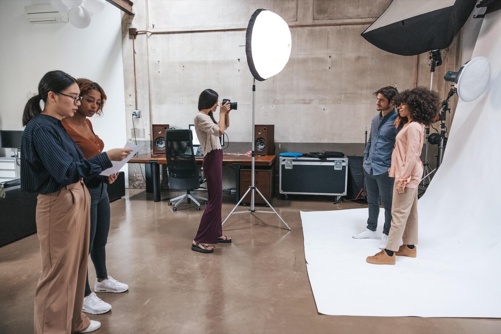 two persons are beeing photographed in a photo studio